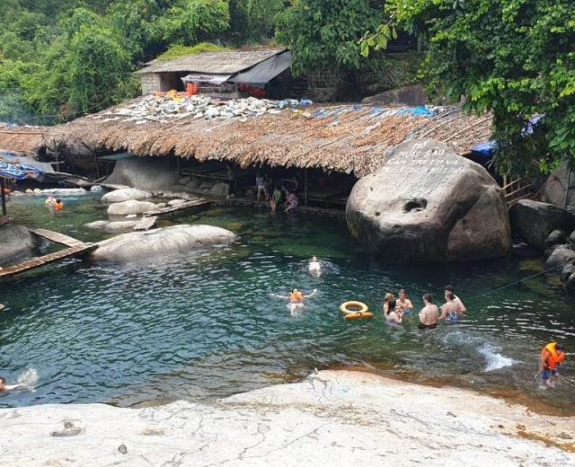 Amazing Trip to Lady Buddha Statue, Hai Van Pass & Lap An Oyster Farm